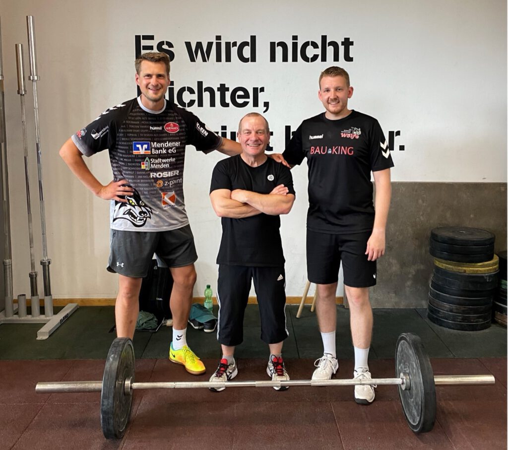(Foto: Maik Lambert (links) und Marc Plaschkis (rechts) mit Ausbilder Marco Spanehl (Mitte) im Gewichtheben-Leistungszentrum Berlin)